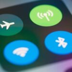 Detailed close-up of a smartphone screen displaying network and connectivity icons.